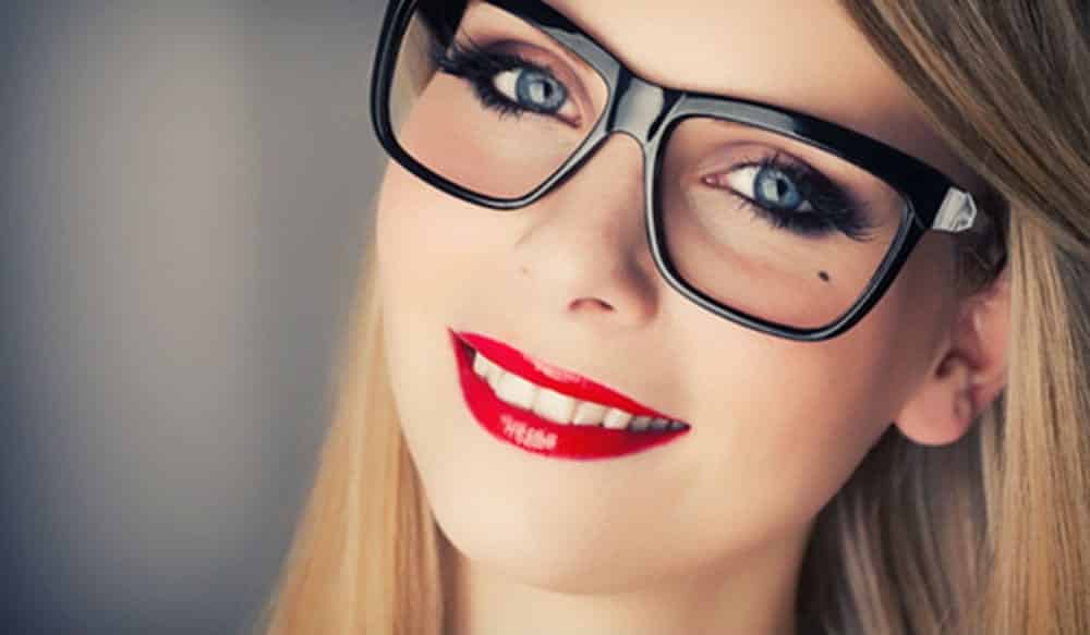 Maquiagem para quem usa óculos: Saiba como ficar mais bonita