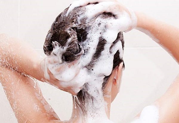 Escovar os cabelos em casa sozinha: como conseguir efeito de salão