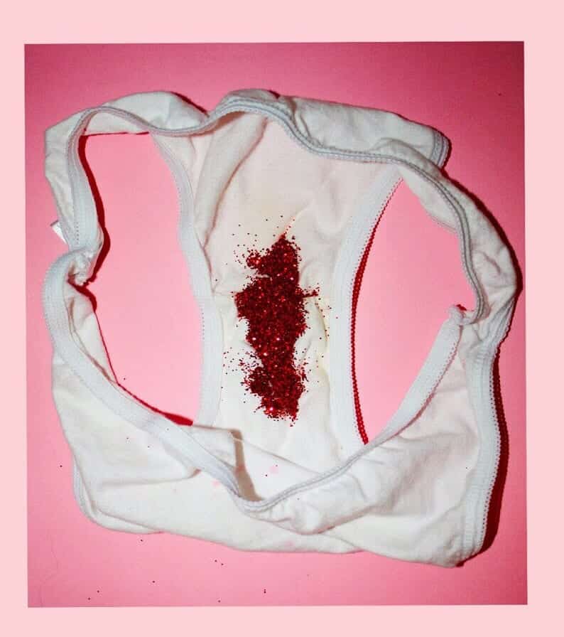 O que a cor do sangue de sua menstruação quer dizer