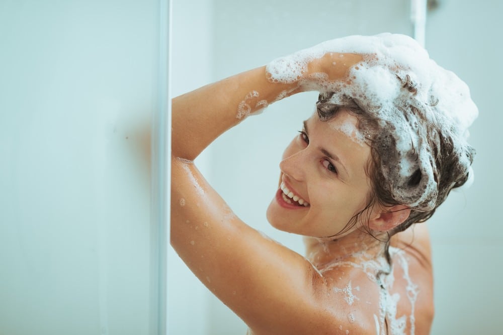 Qual a frequência ideal para lavar os cabelos? Dicas para ter cabelos  saudáveis