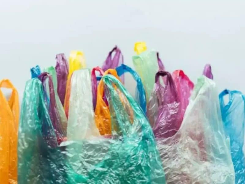 12 formas de guardar sacolas plásticas de forma organizada