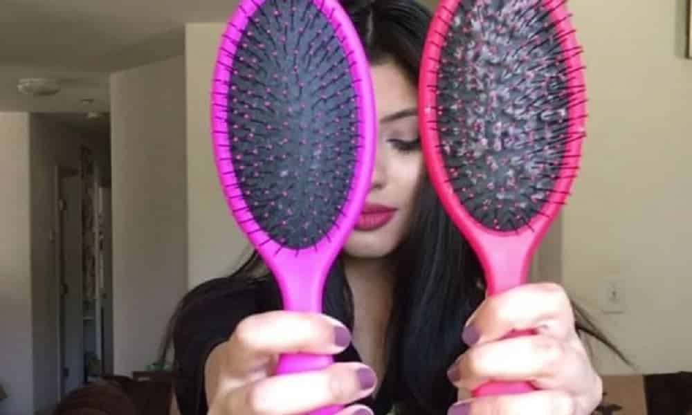 Como evitar que os cabelos grudem na escova de pentear