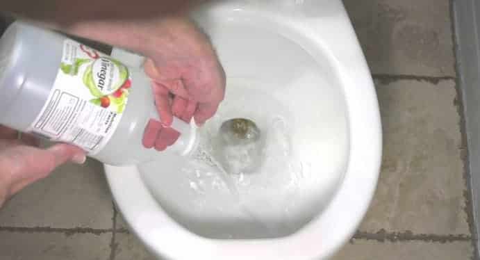Água sanitária para limpar a tampa do vaso: não use!
