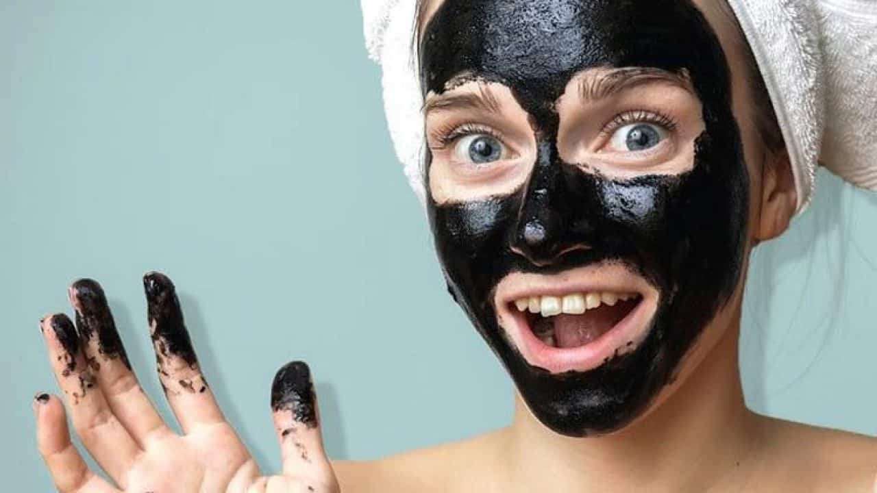 Como fazer sua própria máscara de carvão contra cravos