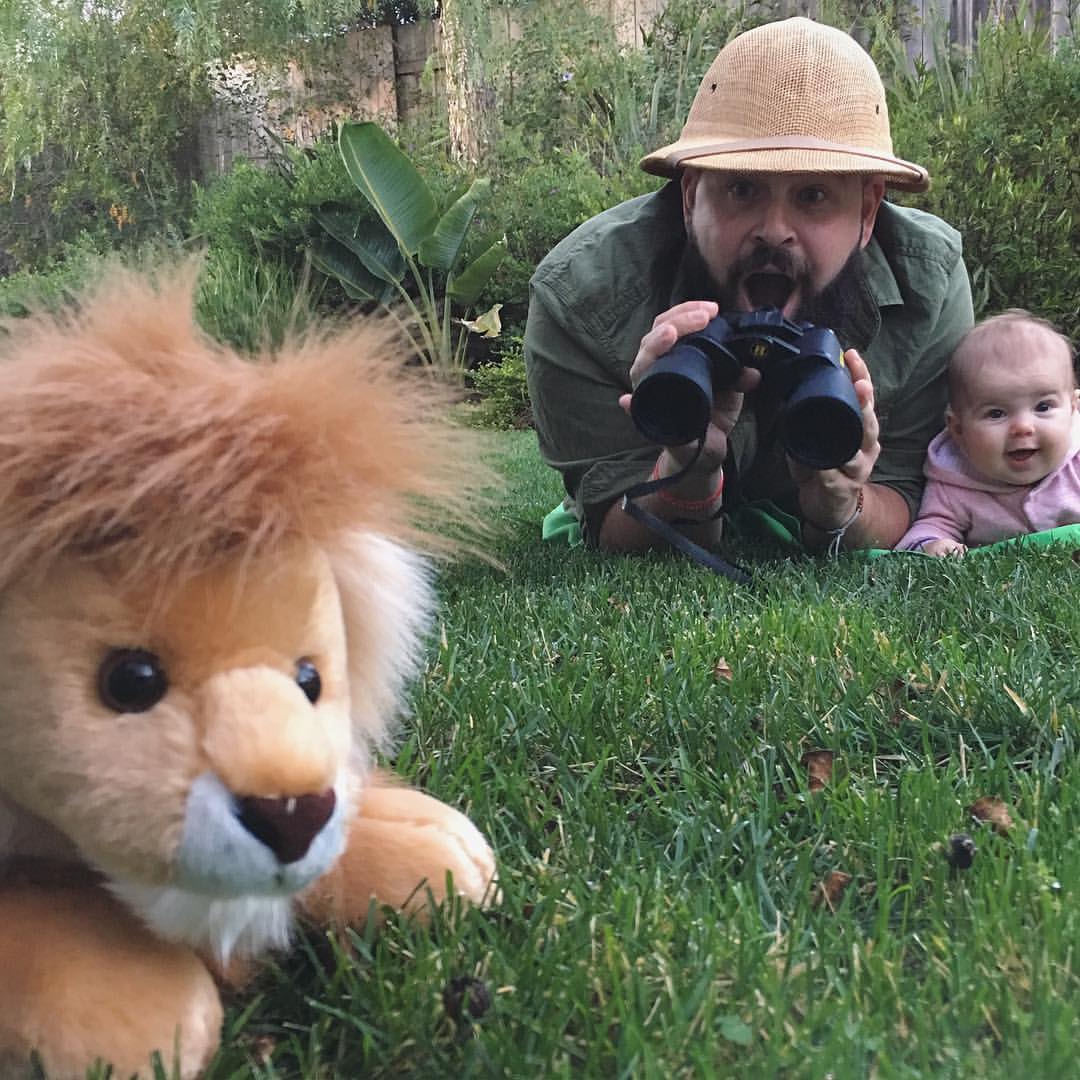 Pai cria fotos hilárias com a filha e faz sucesso no Instagram