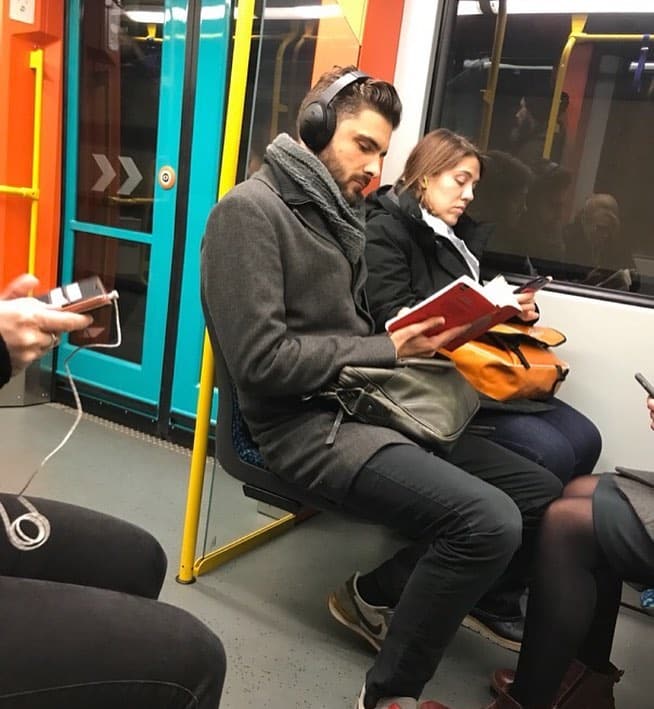 Perfil no Instagram mostra homens lendo no metro e prova que ler é sexy