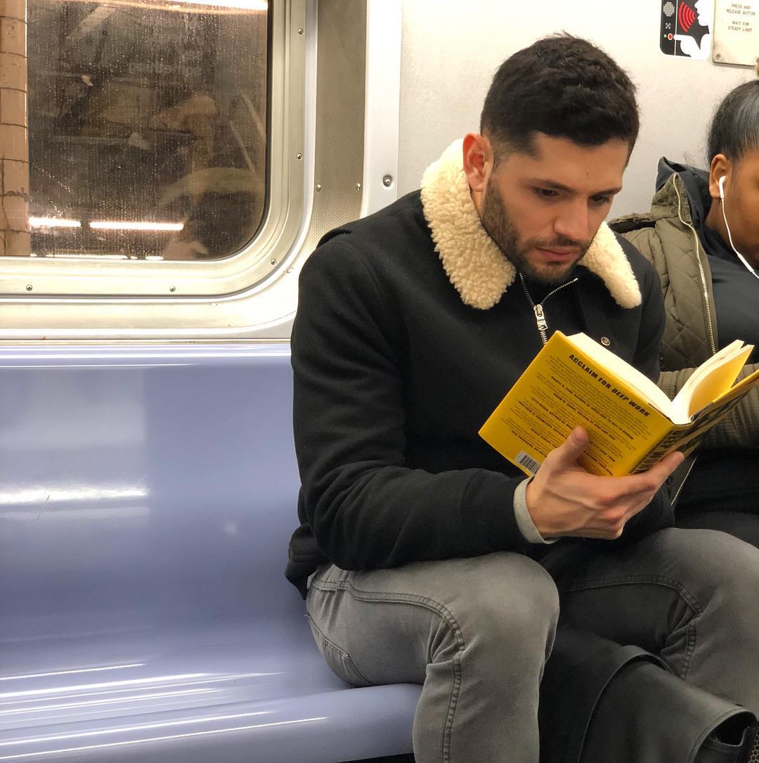 Perfil no Instagram mostra homens lendo no metro e prova que ler é sexy