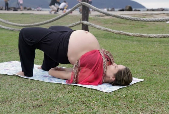 8 posturas de yoga que ajudam a aumentar a fertilidade da mulher