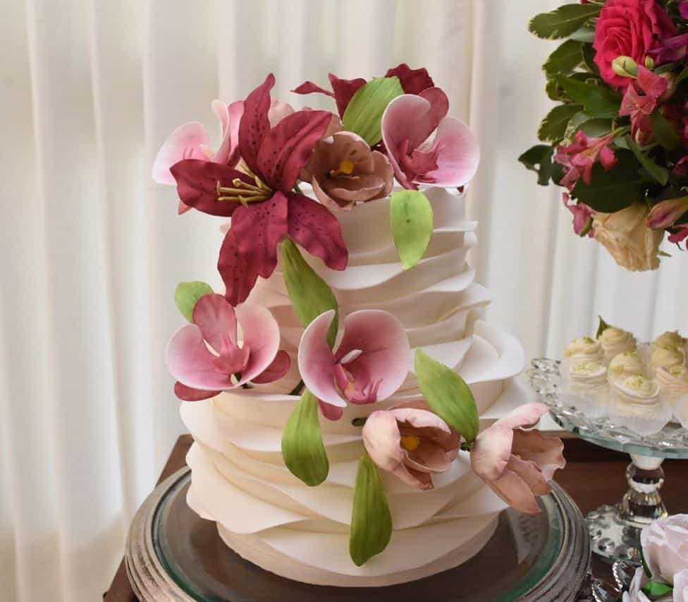 15 anos: Inspirações de bolos incríveis decorados com flores