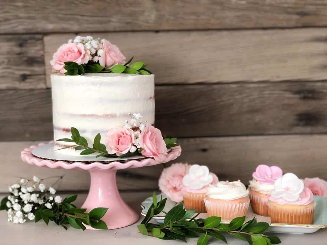 15 anos: Inspirações de bolos incríveis decorados com flores