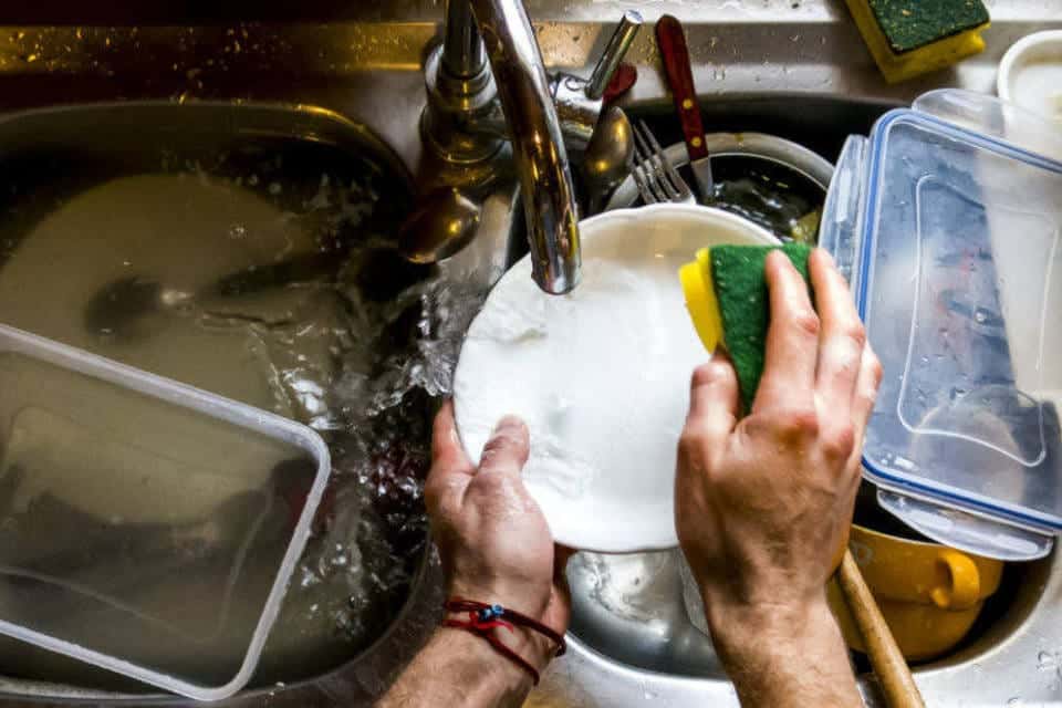 10 tarefas domésticas que mais ajudam a queimar calorias