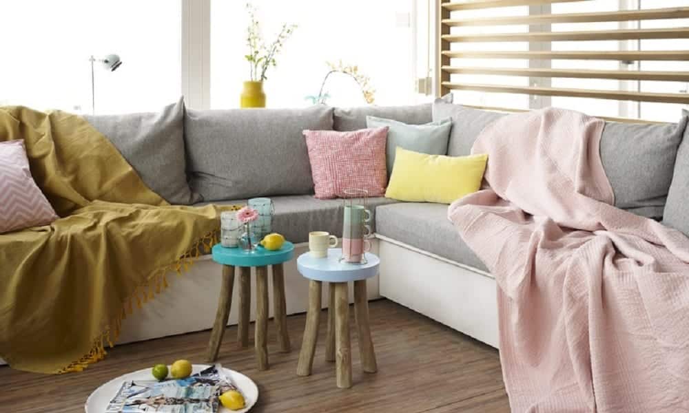 Decorar o sofá: aprenda a usar mantas e almofadas no sofá
