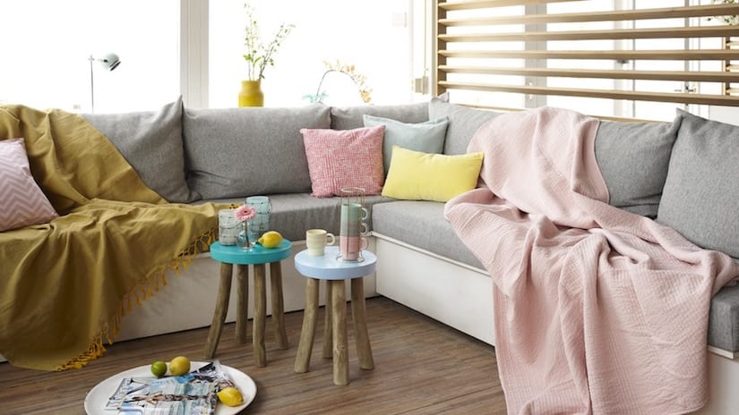 Decorar o sofá: aprenda a usar mantas e almofadas no sofá