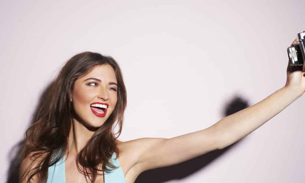 20 poses para selfie que vão te ajudar a tirar a foto perfeita