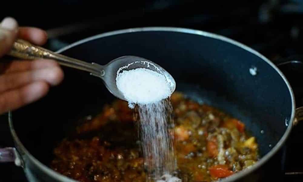 Como substituir o sal na hora de cozinhar sem perder o sabor da comida