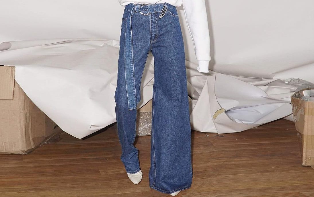 Jeans assimétrico causa estranheza e chega a custar 375 dólares