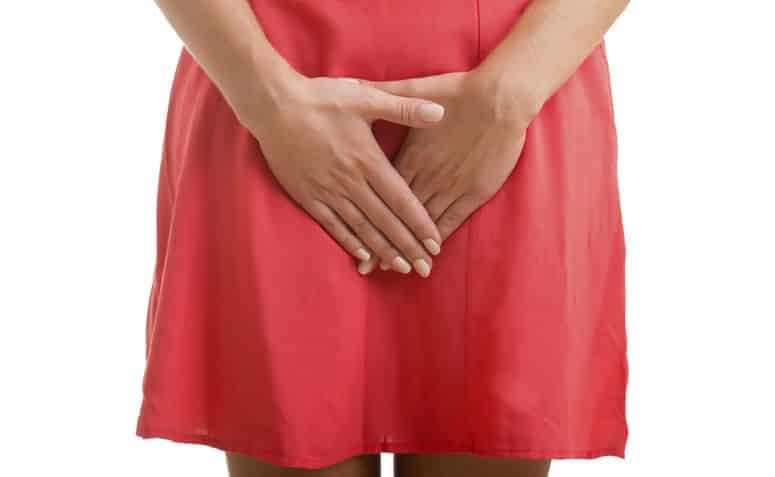 Quais são os sintomas e as causas de uma infecção urinária?