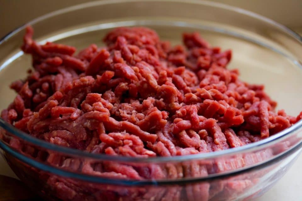 Tigela de carne moída para ilustrar o rocambole de carne com bacon