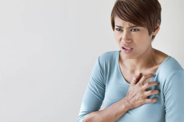 Quais são os sintomas de um ataque cardíaco em uma mulher