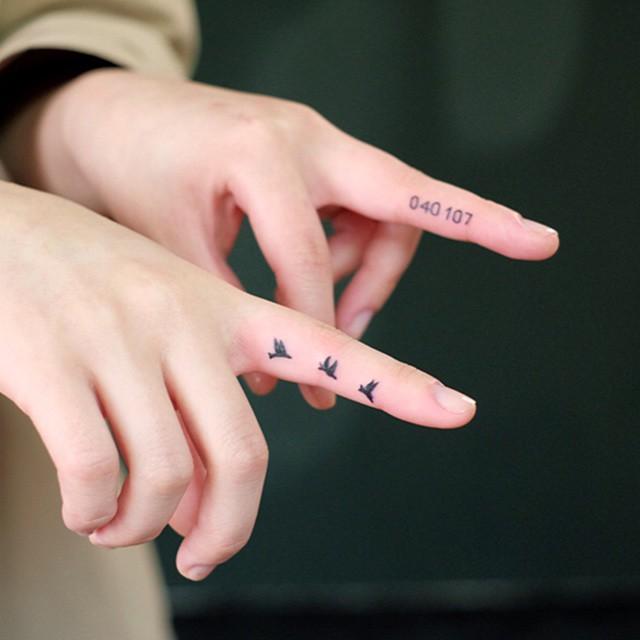 Tatuagem no dedo: conheça os cuidados necessários e veja algumas inspirações