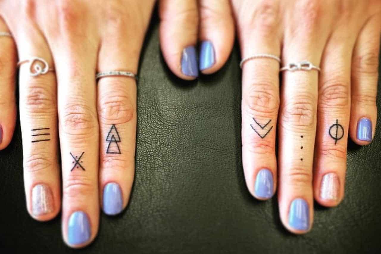 Tatuagem no dedo: conheça os cuidados necessários e veja algumas inspirações
