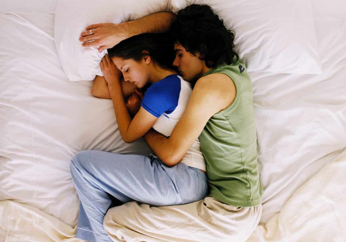 5 benefícios em dormir de conchinha com o mozão