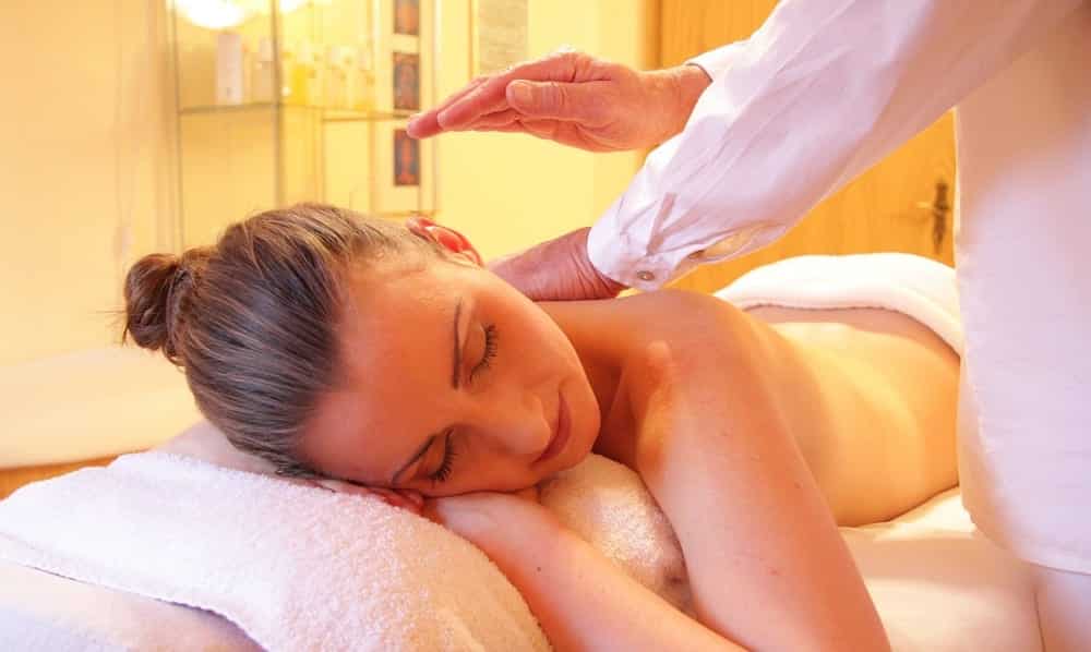 Aprenda os benefícios de como fazer e receber uma massagem relaxante