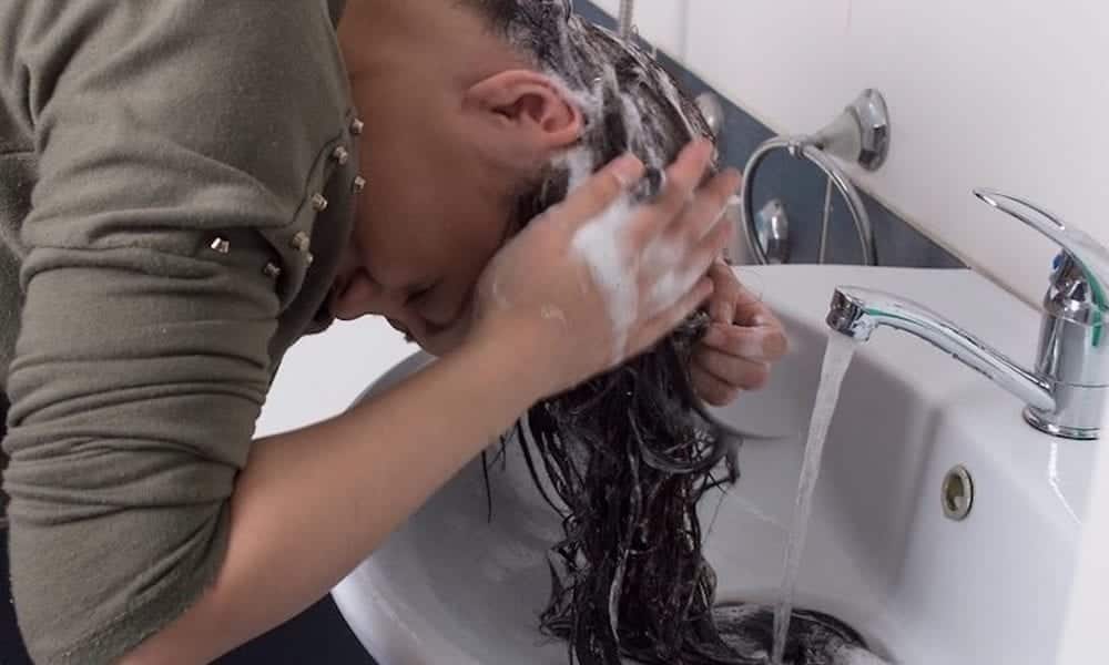 Quais os malefícios de lavar o cabelo com água quente