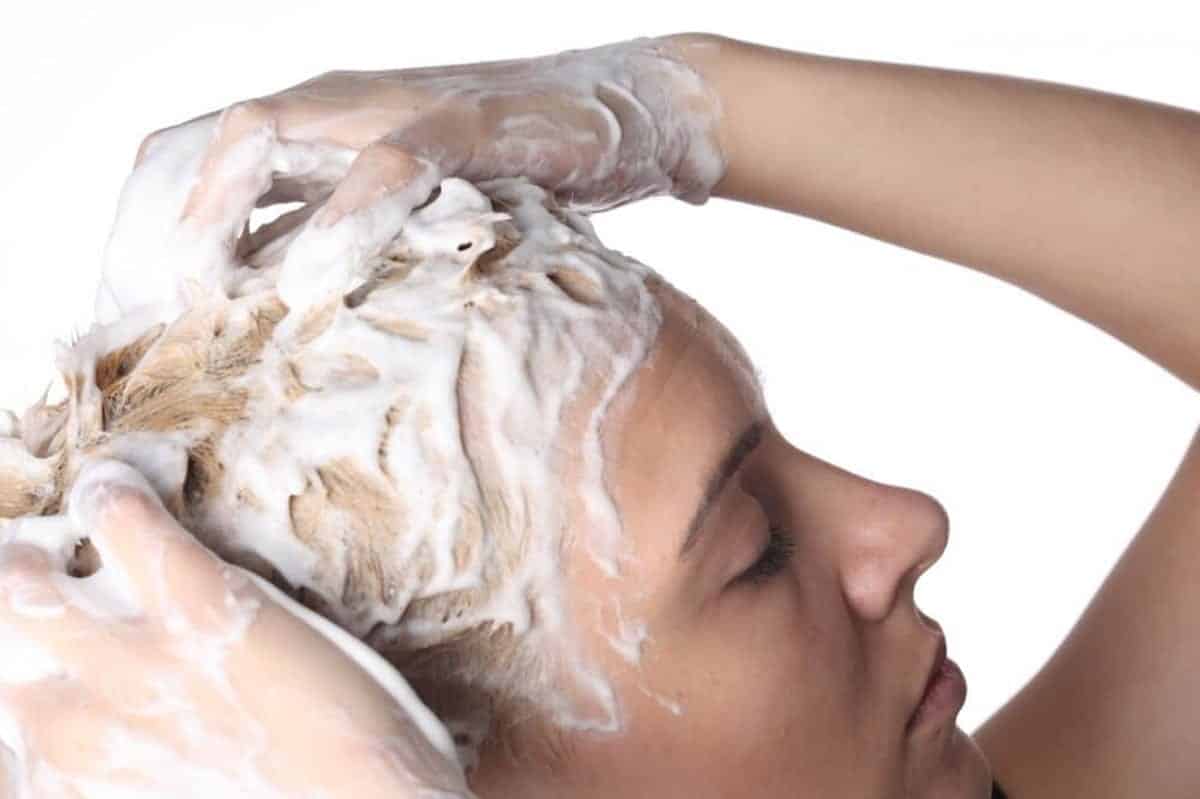 Shampoo bomba, para que serve? Composição, riscos e dicas caseiras