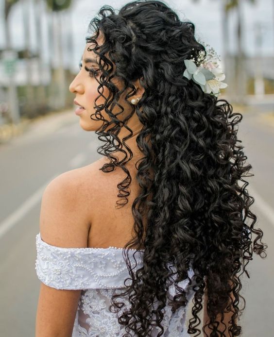 Penteados em cabelos cacheados para casamento - Cortes de Cabelo 2020