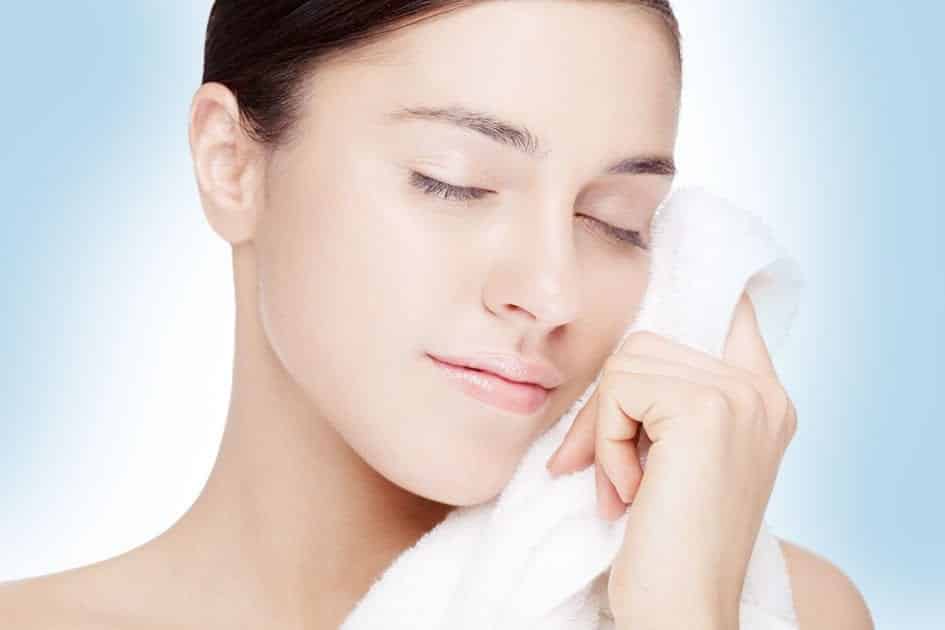 Escova de limpeza facial - benefícios, como usar, prós e contras
