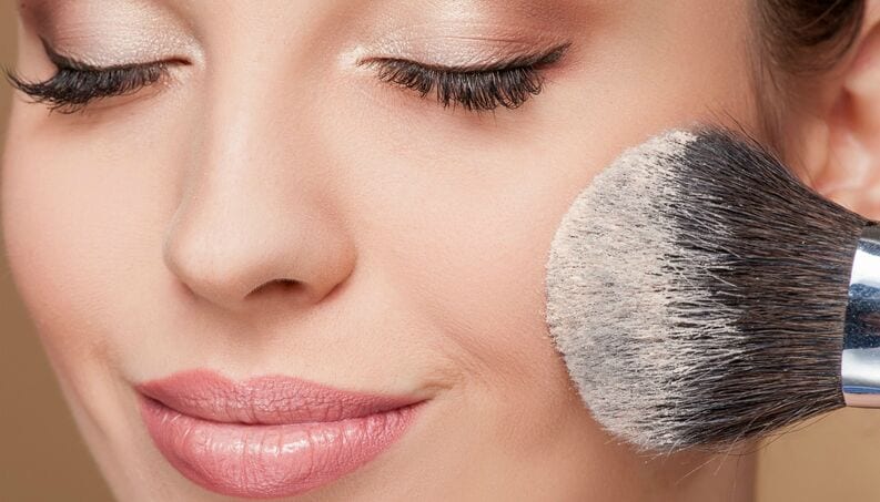 Maquiagem para pele oleosa - como usar + lista dos melhores produtos