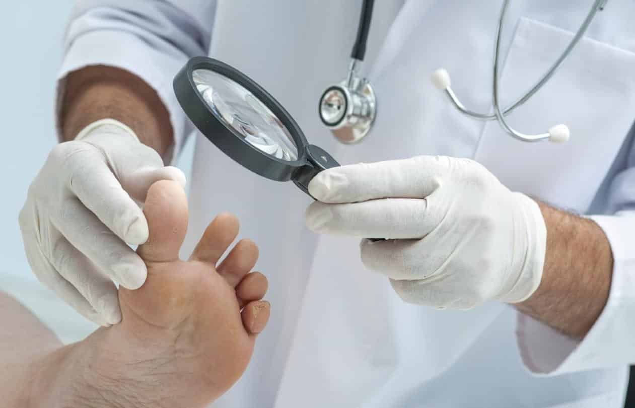 Podólogo examinando um pé