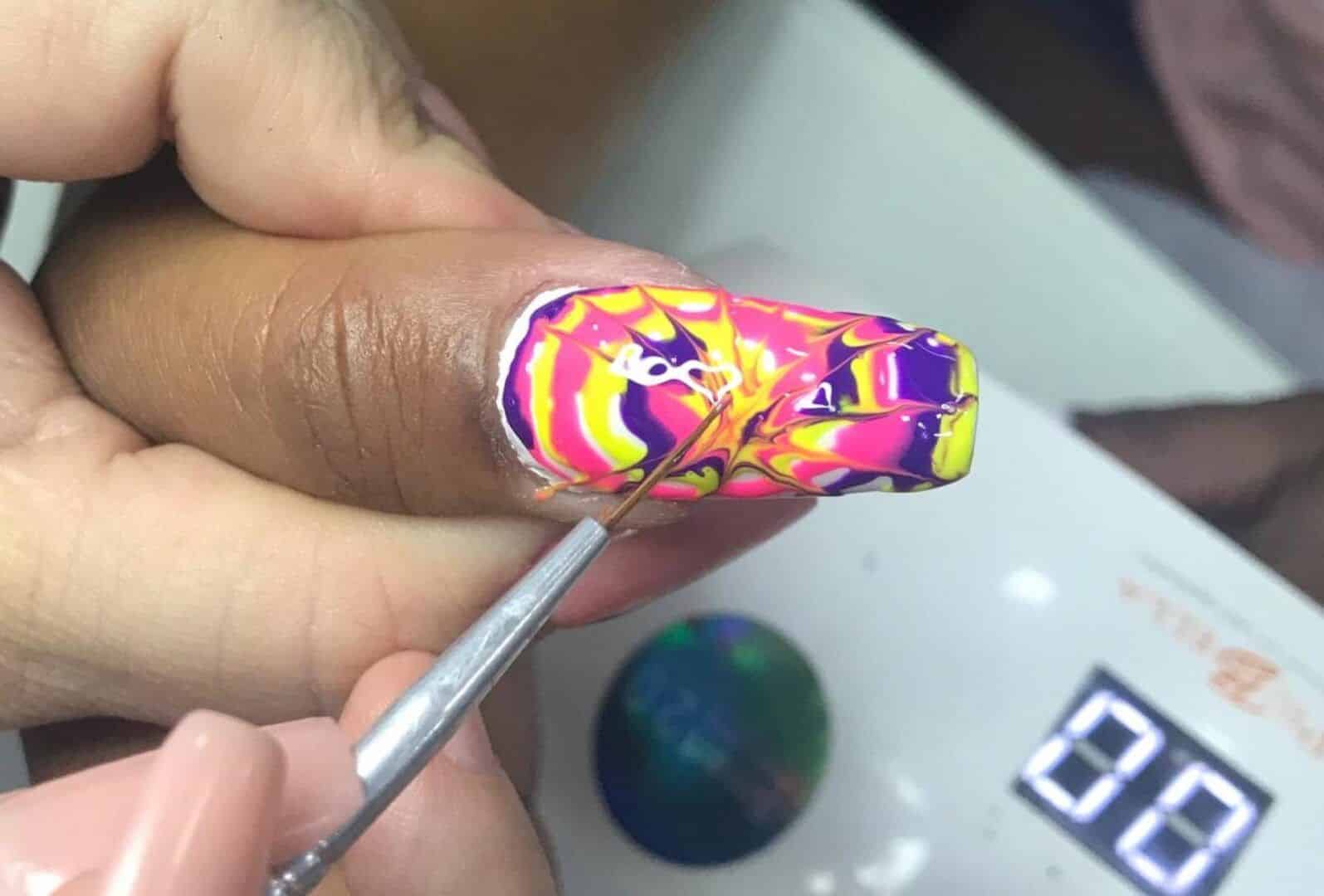 Unhas tie-dye: manicure das famosas ensina a fazer nail art
