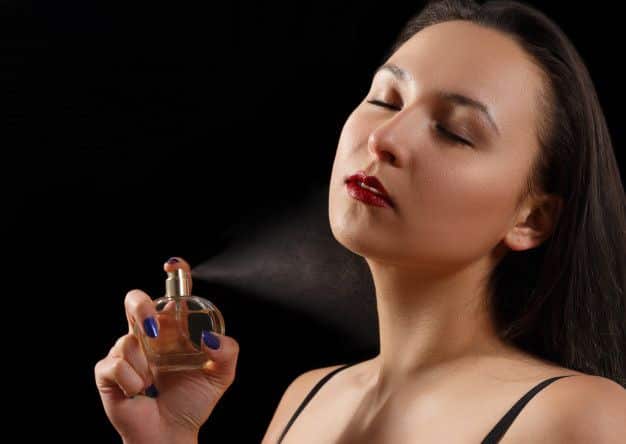 mulher passando perfume