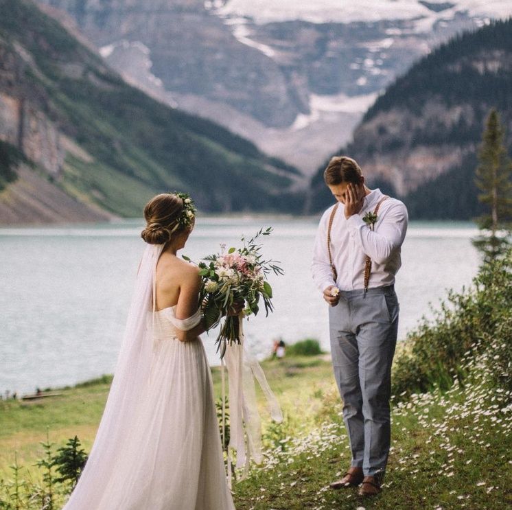 noiva encontra noivo chorando em uma bela paisagem