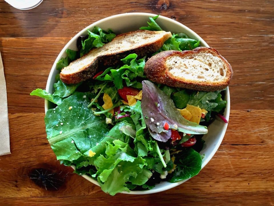 Jantar rápido: salada de folhas verde