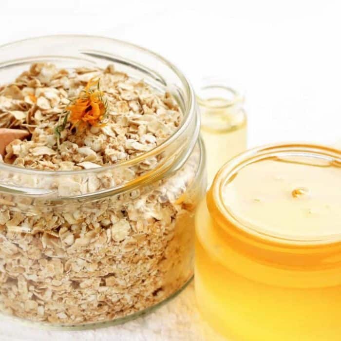 Benefícios do mel para a pele: esfoliante de mel com aveia