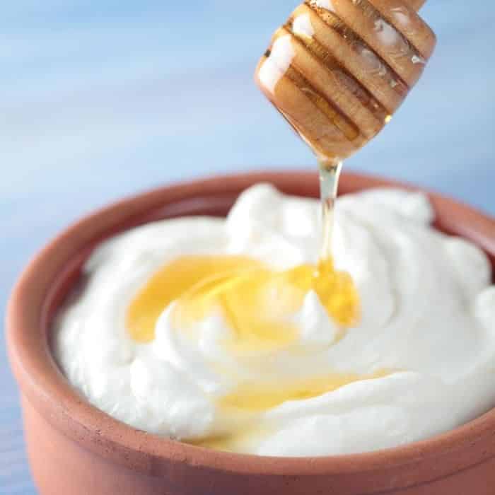 Benefícios do mel para a pele: receita mel com iogurte