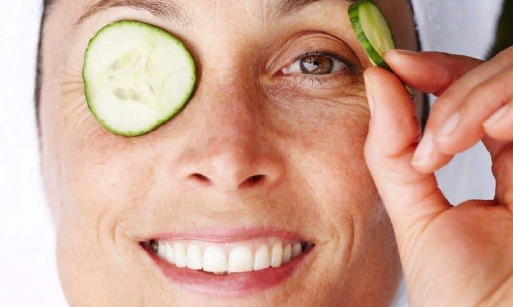 Benefícios do pepino para a pele: 5 receitas caseiras de beleza