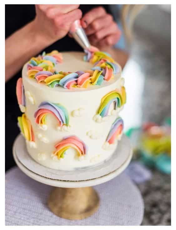 Como decorar bolo com cores no chantilly
