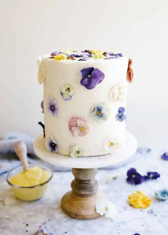 Como decorar bolo com flores comestiveis
