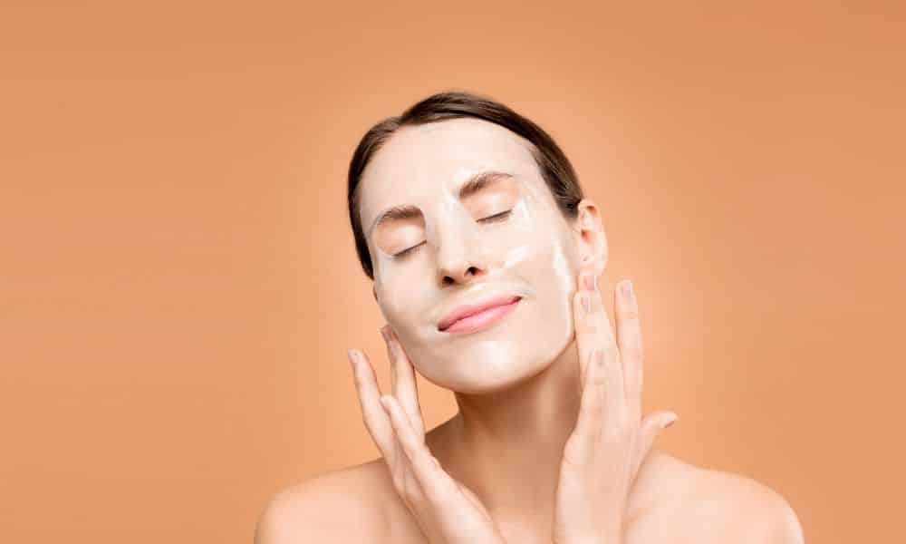 Como hidratar pele seca? Cuidados básicos para uma pele saudável