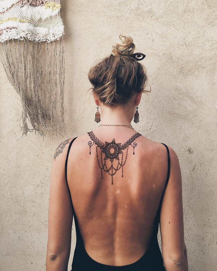 Confira: Tatuagem de Henna nas costas - Arte Milenar