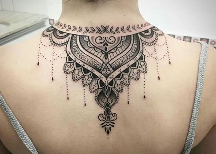 Se inspire tatuagem de henna nas costas - Arte Milenar