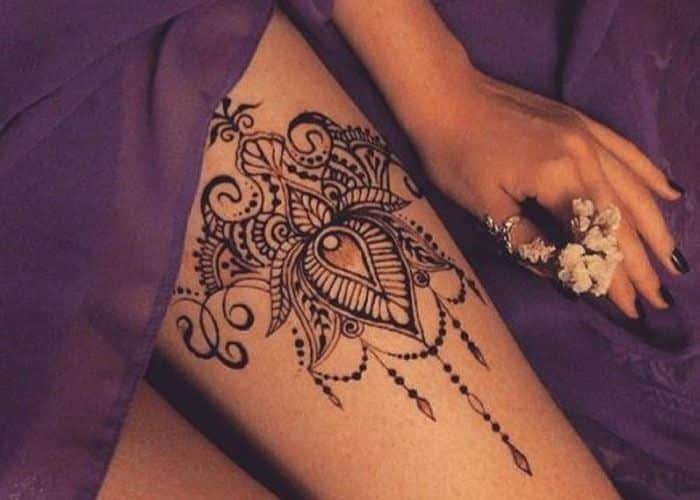 Tatuagem de henna nas coxas