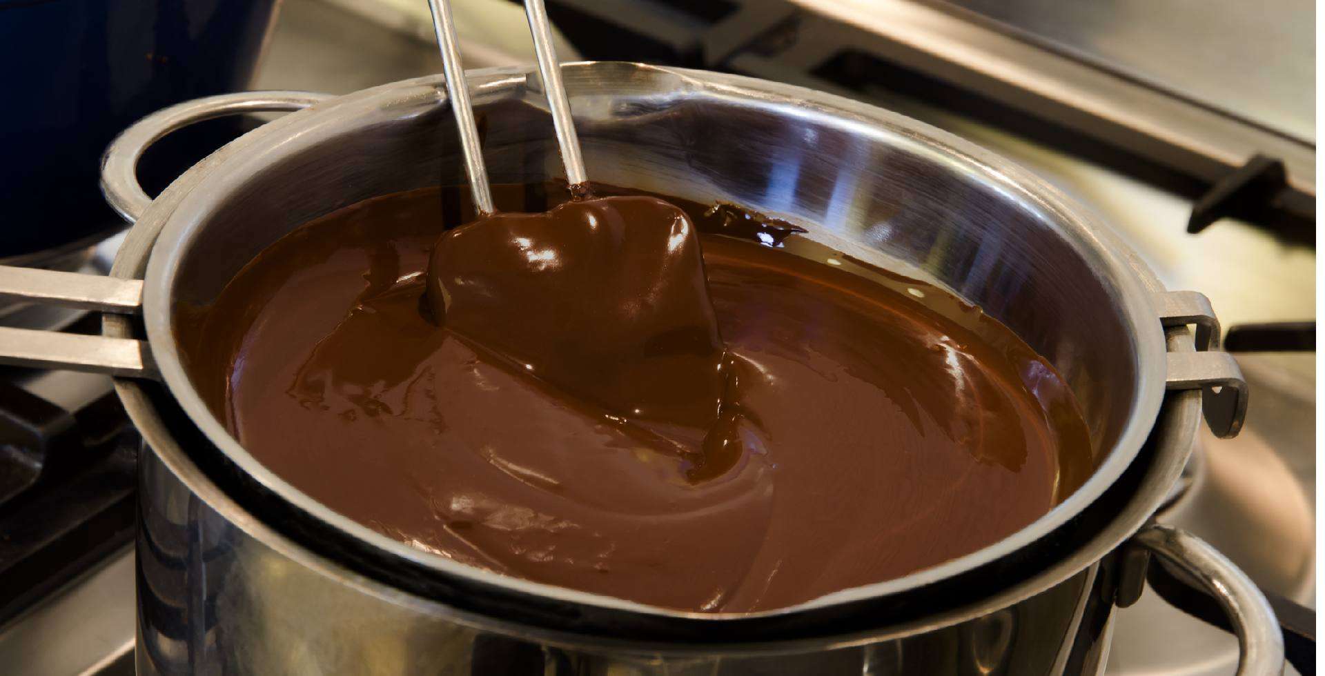 Chocolate derretendo em banho maria