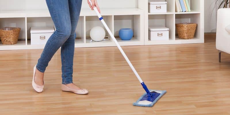 Como limpar piso laminado do jeito certo? – Veja dicas de limpeza