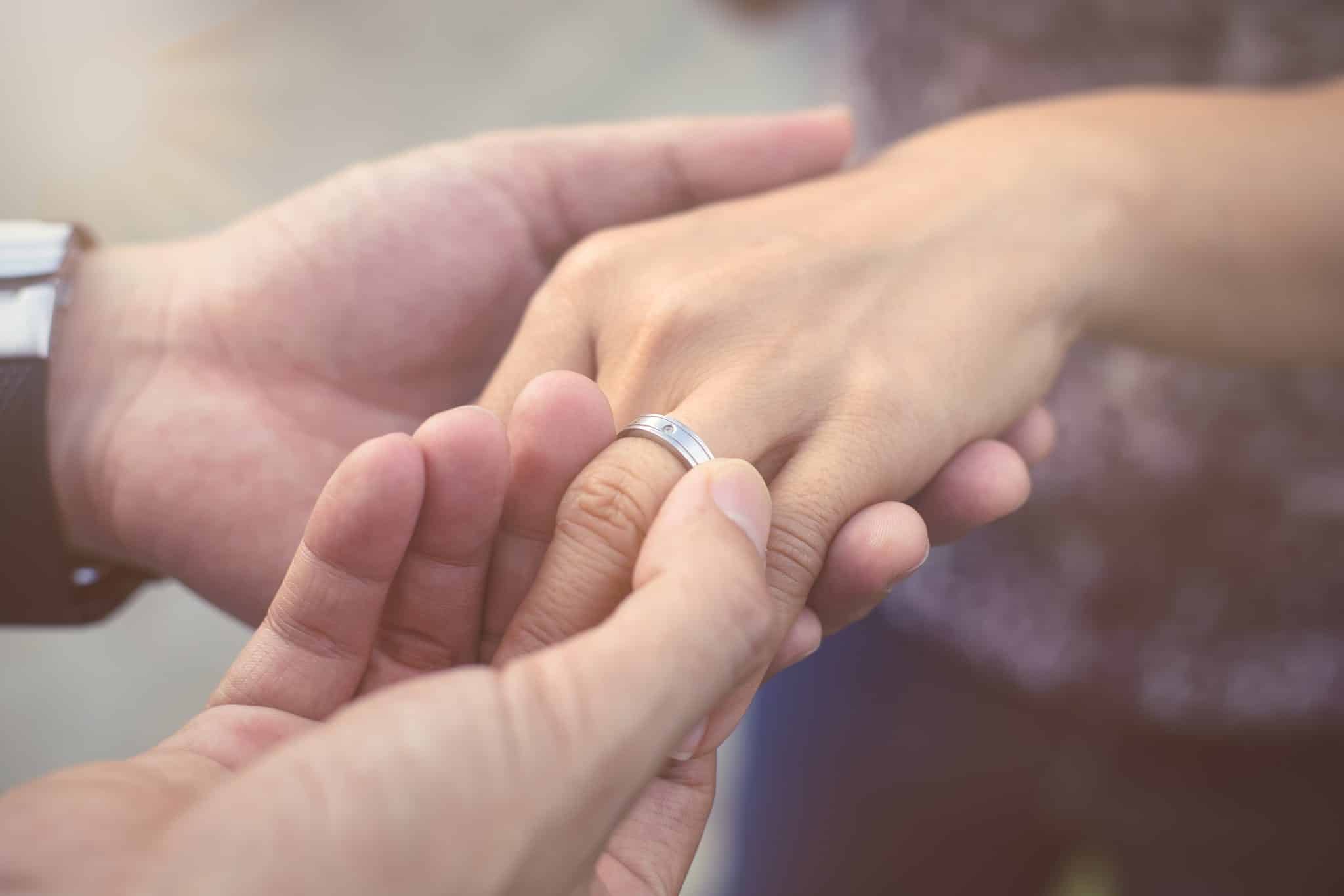 Aliança de namoro: conheça a história e o significado desse anel