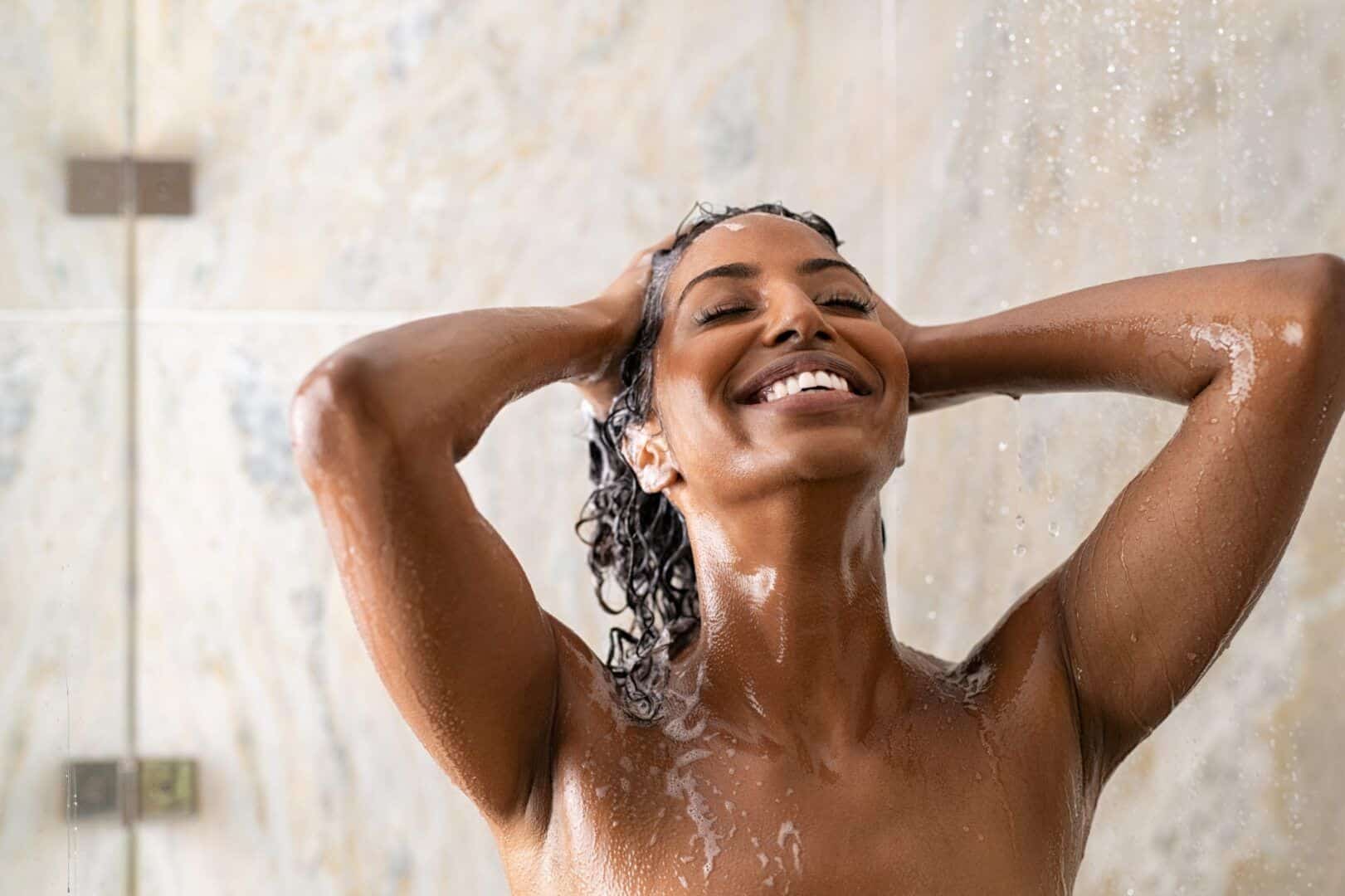 Banho Gelado — 9 benefícios pro corpo e pra mente